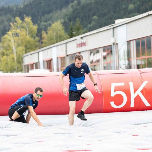 Zwei Teilnehmer am Hindernisparcour in Kapfenberg