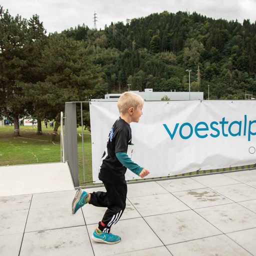 Kind in einer Sturm Graz Dress beim Lauf in Kapfenberg