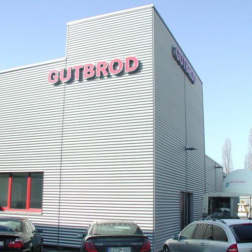 Aussnaufnahme des Firmengebäudes mit Blechfassade der Firma Gutbrod