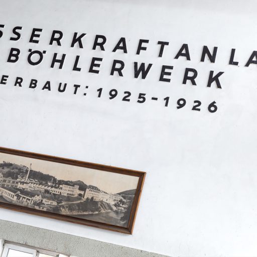 Schriftzug Wasserkraftanlage Böhlerwerk, erbaut 1925-1926 und historisches Anlagenfoto