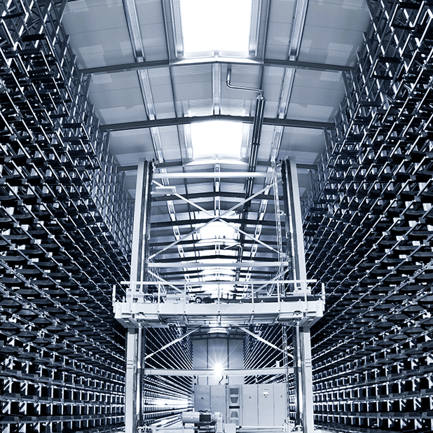 Ein großes, modernes Lagerhaus mit hohen, beidseitig gestapelten Regalen und einem zentralen automatischen Regalsystem unter einem Oberlicht. Die Szene ist industriell und organisiert, mit einem metallischen, hochtechnologischen Aussehen.