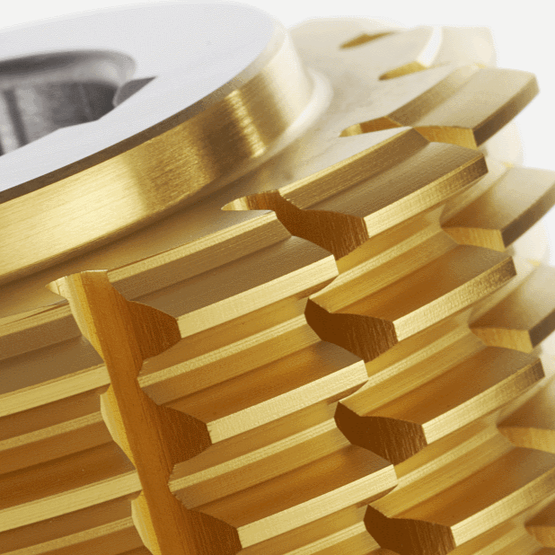 Nahaufnahme eines goldfarbenen, mehrzahnigen industriellen Schneidwerkzeugs mit scharfen, gleichmäßig verteilten Rillen, wahrscheinlich aus Metall und mit einer PVD- oder CVD-Beschichtung zur Verbesserung der Haltbarkeit bei Bearbeitungs- oder Fertigungsprozessen versehen.