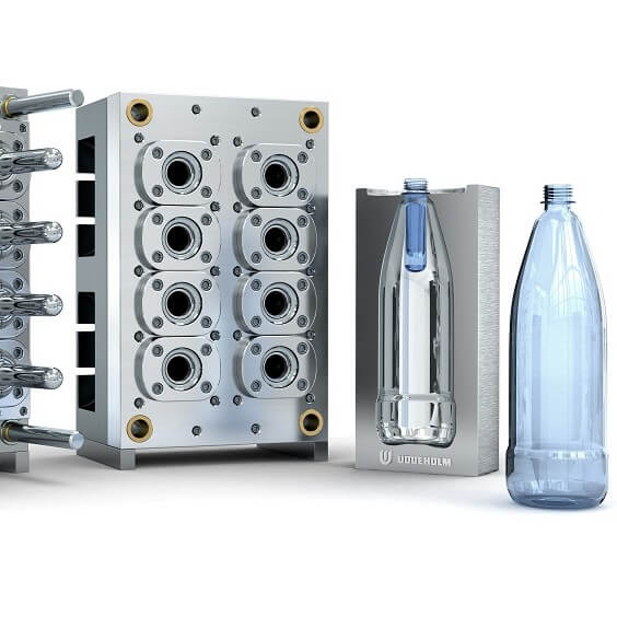 Gezeigt wird ein Kunststoffflaschen-Formen-System mit robusten Kunststoff-Formenstahlblöcken und einer fertigen klaren Kunststoffflasche sowie einer Formenhälfte mit einer Musterflasche.