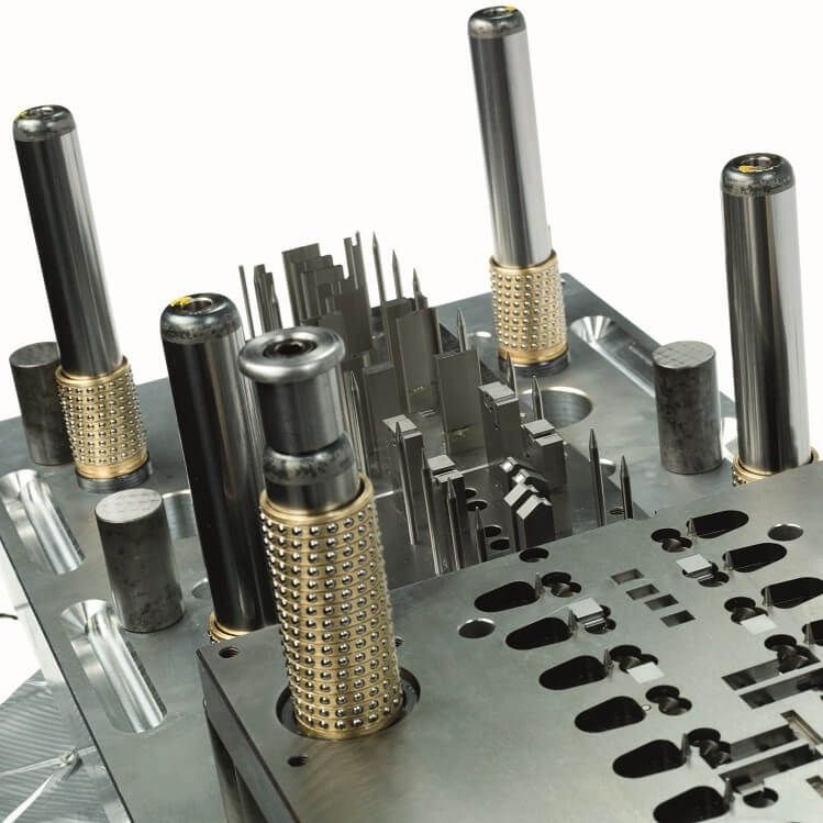Nahaufnahme einer Metall-Spritzgussform mit mehreren zylindrischen Führungsstiften und detailliert bearbeiteten Komponenten, die für die Präzisionsfertigung und das Formen komplizierter Formen in Kaltarbeitsanwendungen verwendet werden.