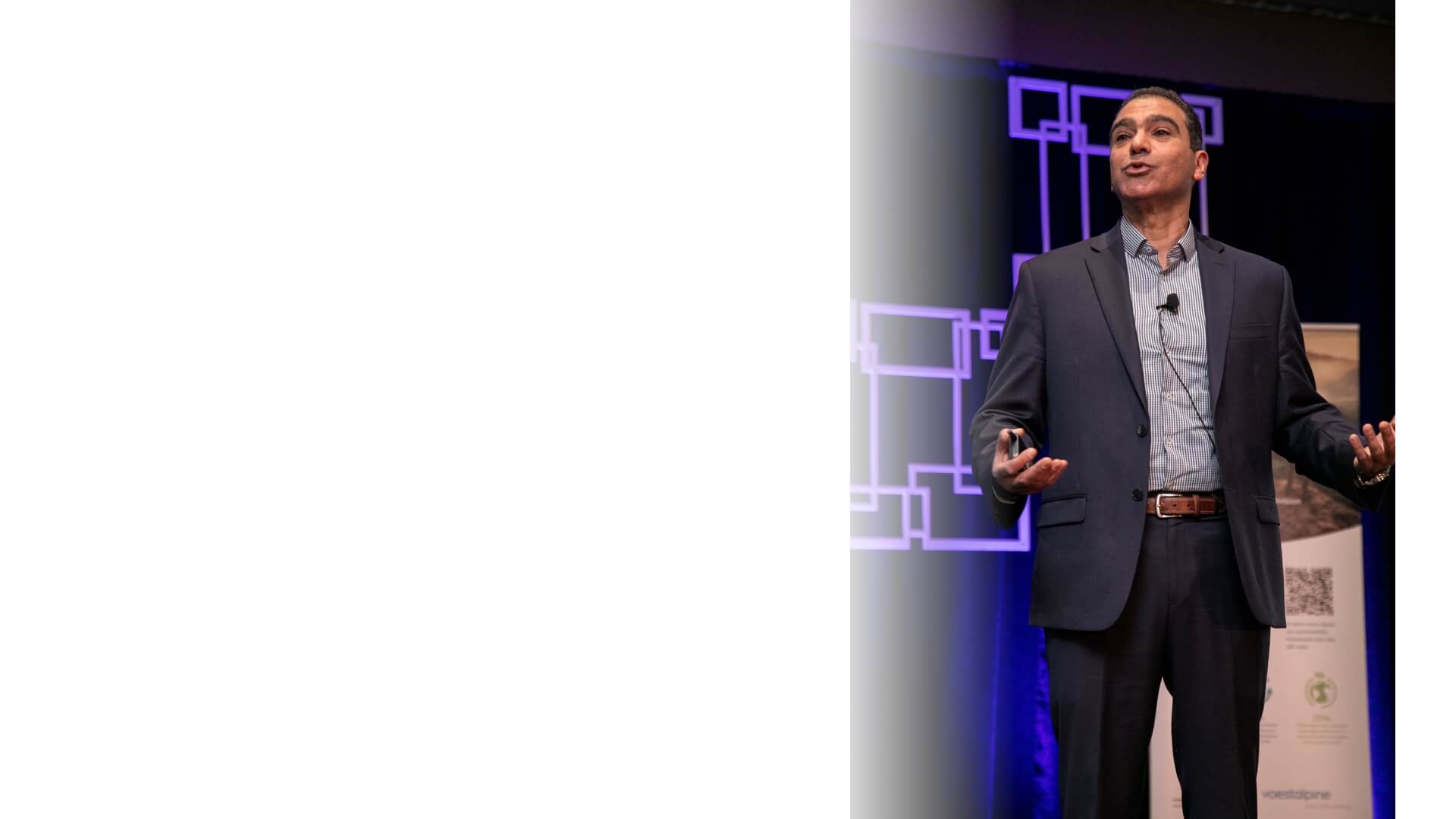 Sami Arsan speaking on stage