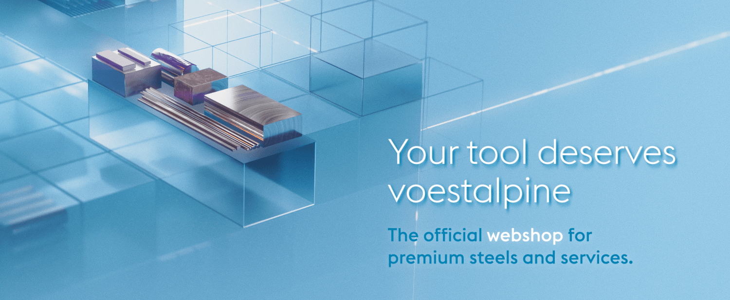 Stapel von Metallstangen und -platten sind auf einem reflektierenden blauen Gitterhintergrund abgebildet. Der Text lautet: Ihr Werkzeug verdient voestalpine. Der offizielle Werkzeugstahl-Webshop für hochwertige Stähle und Dienstleistungen.