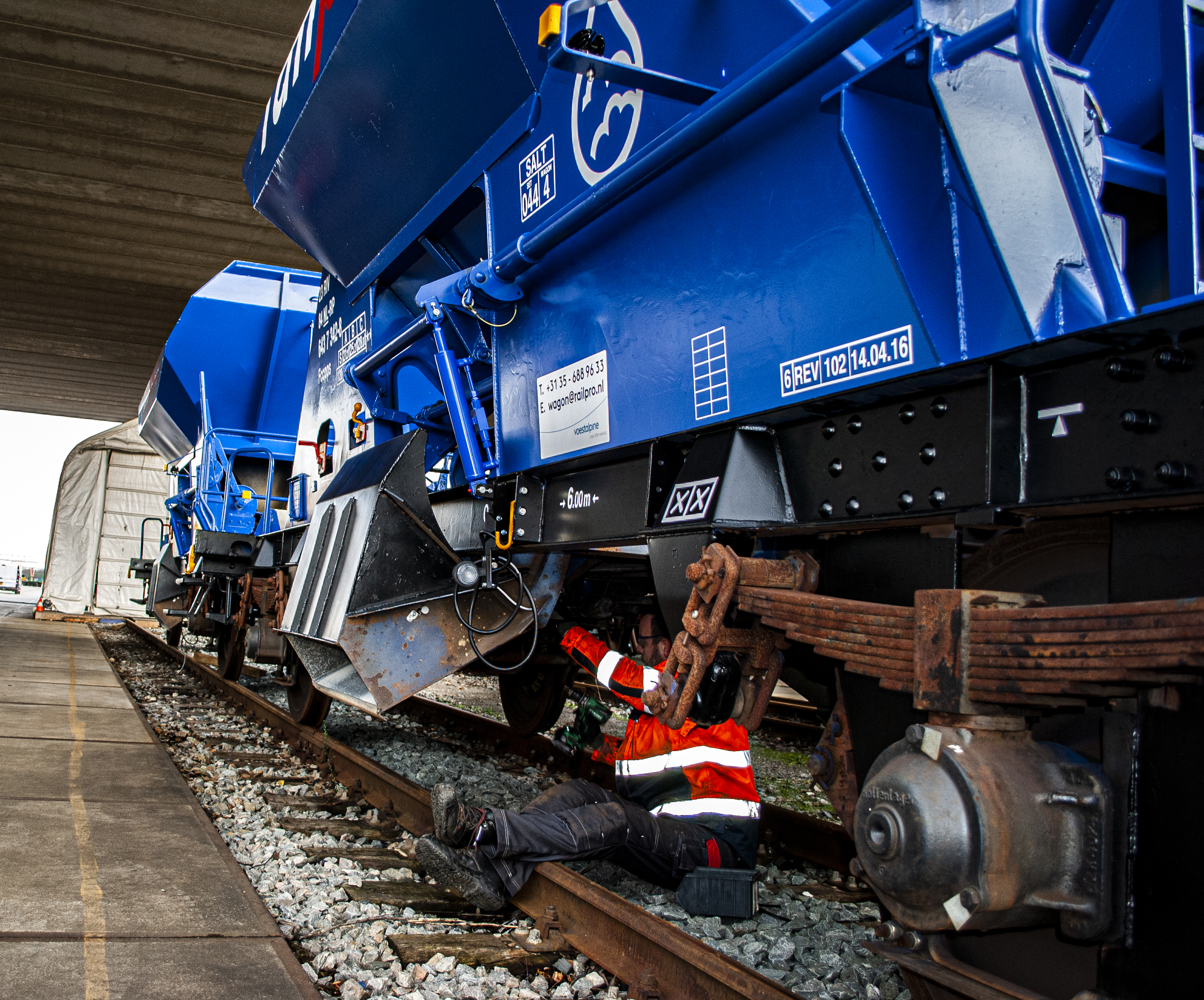 The logistical challenge of transporting long rails - voestalpine