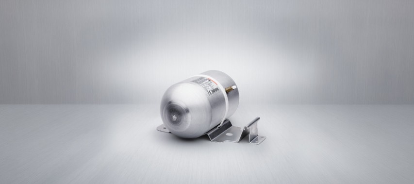 Silberner Aluminiumdruckspeicher der voestalpine Automotive Components mit Anschlussarmaturen