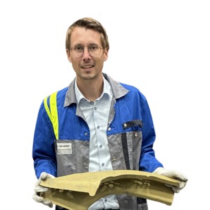 Florian Gerstner, Leiter PHS-Entwicklung bei voestalpine, h&auml;lt ein noch unfertiges Karosserieteil in der Hand