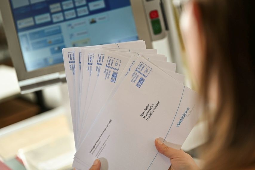 Mitarbeitende bearbeiten den Posteingang und die interne Postverteilung.