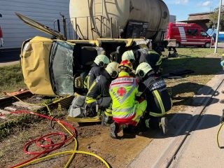 Feuerwehr- und Rettungskräfte bei der Menschenrettung nach einem Verkehrsunfall.