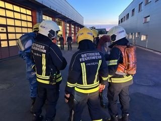 Betriebsfeuerwehr bei einer Einsatzübung auf dem Feuerwehrgelände.