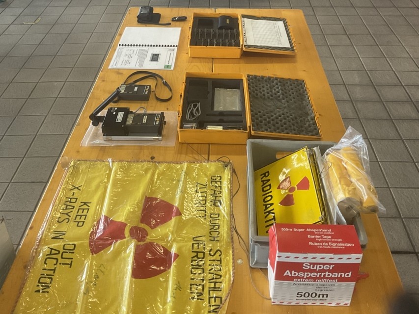 Strahlenschutzmessgeräte und Absperrmaterial für den Einsatz bei radioaktiven Gefahrenstoffen.