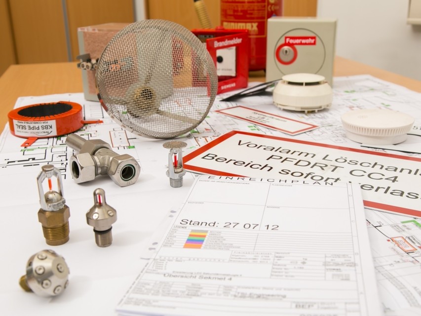 Brandschutztechnik und Alarmierungseinrichtungen auf technischen Planunterlagen.
