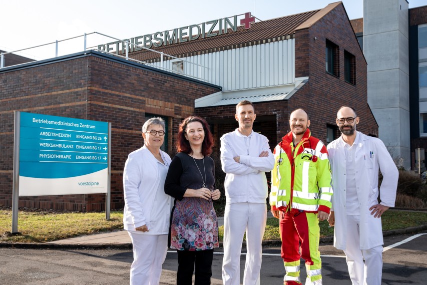 Team der Betriebsmedizin vor dem Betriebsmedizinischen Zentrum.