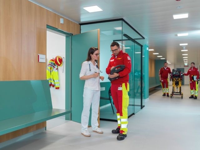 Medizinisches Fachpersonal und Rettungsdienst bei der Versorgung und Betreuung von Mitarbeitenden.