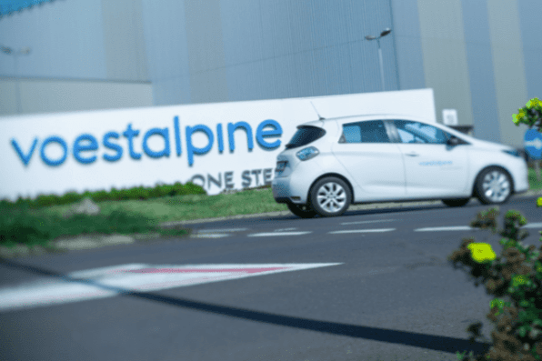 Elektrofahrzeug auf dem Betriebsgelände als Teil nachhaltiger Mobilitätslösungen.