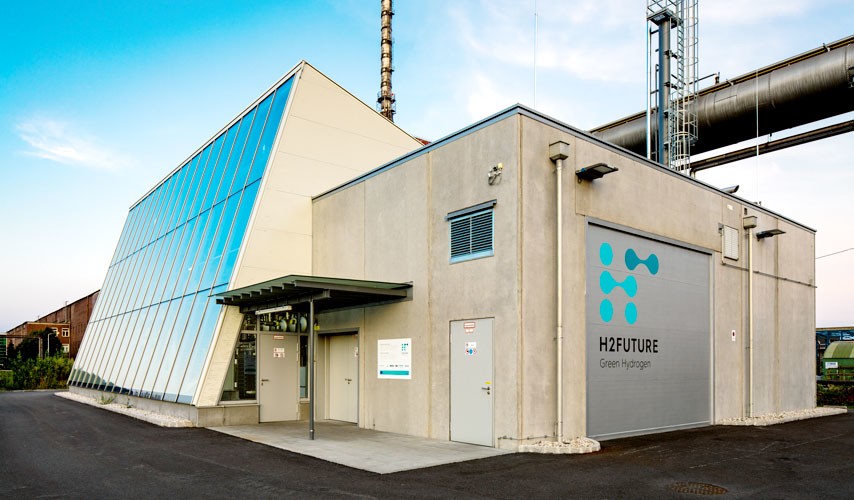Die derzeit weltgrößte Pilotanlage zur CO2-freien Herstellung von Wasserstoff hat am voestalpine-Standort in Linz erfolgreich ihren Betrieb aufgenommen.