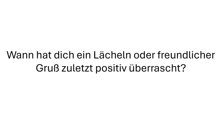 Berglandschaft, See in der Mitte. Um den See herum weite Landschaft