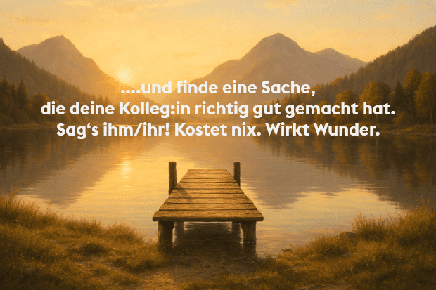 Eine Brücke führt in einen See der von Bergen und Bäumen umrahmt ist. Sonnenaufgang im Hintergrund