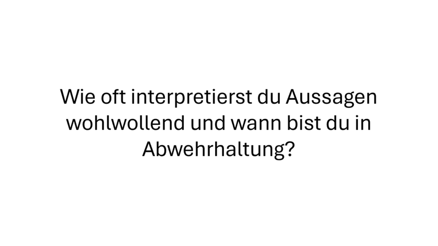 karge Landschaft. Eine einzelne organge Margerite im Vordergrund. Sonneschein, sanftes Licht