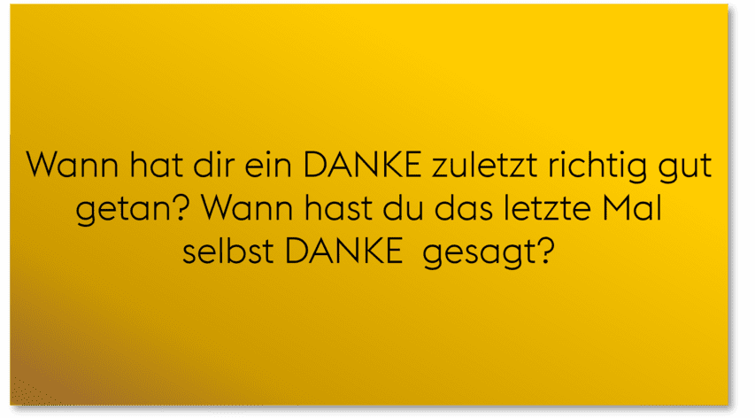 Sonnenuntergang, weites &Auml;hrenfeld, Wiesen und H&uuml;gel im Hintergrund
