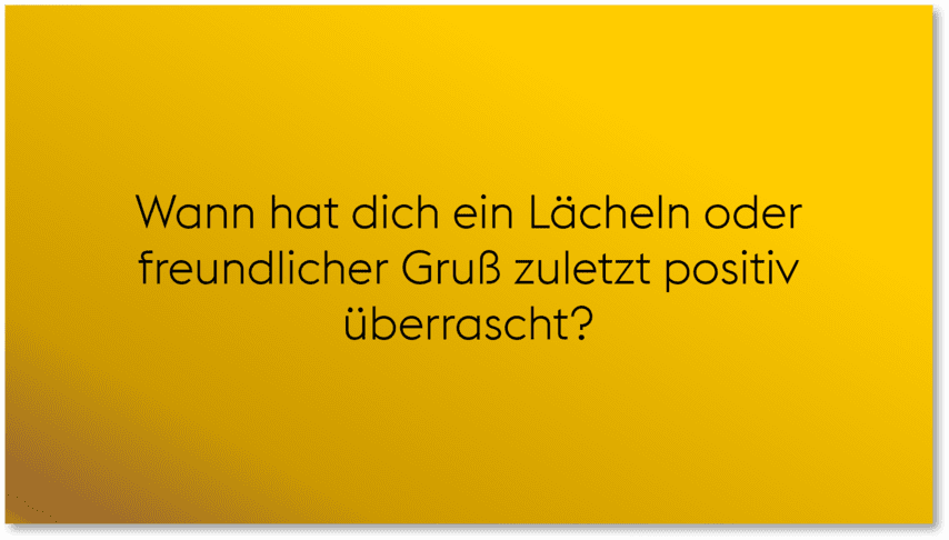 Blick vn einem H&uuml;gel auf einen glasklaren Gebirgssee umringt von Wiesen und Bergen