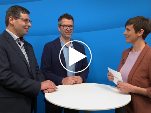 Moderatorin und Experten beim Interview der voestalpine Innovation der integrierten Statorkühlung