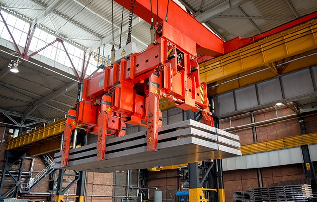 In Linz werden die Stahlprodukte auf 18 Anlagen l&auml;ngs-, quer- oder brenngeschnitten.