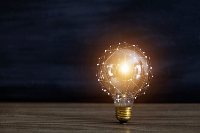 Symbolische Darstellung einer vernetzten Glühbirne als Zeichen für Energie- und Gebäudemanagement.