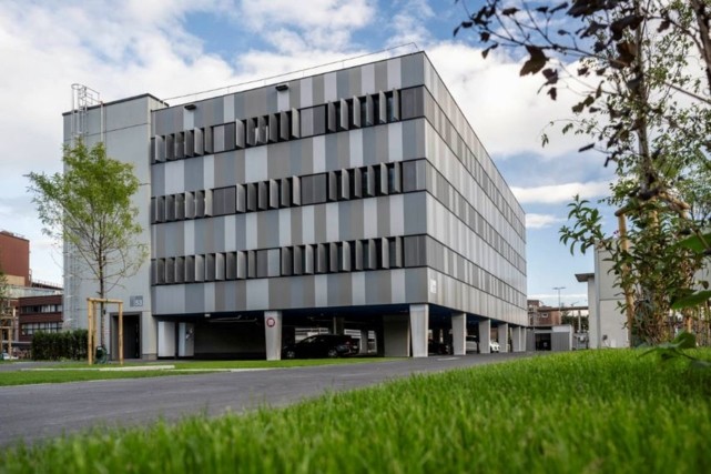 Modernes Büro- und Verwaltungsgebäude auf einem Industriegelände.