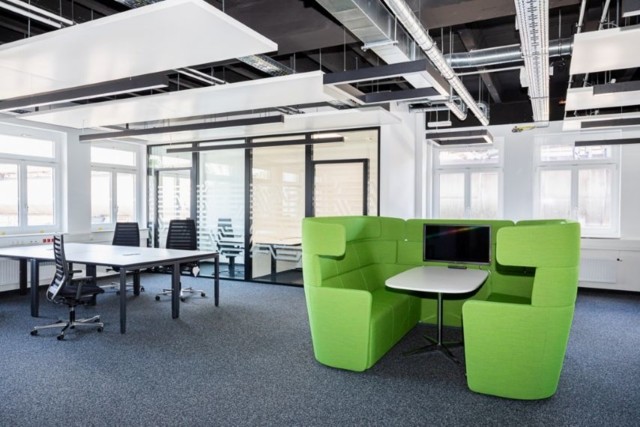 Moderner Büro- und Besprechungsbereich mit flexibel nutzbaren Arbeitsplätzen.