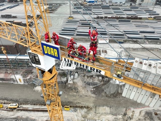 Höhenretter bei einer Rettungsübung auf einem Baukran im Industriebereich.