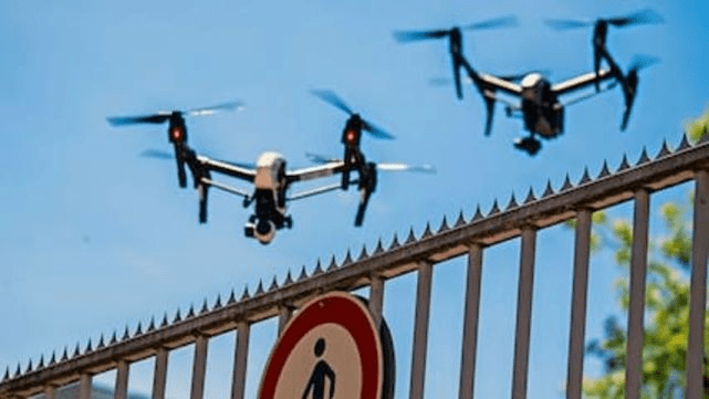 zwei Drohnen im Flug