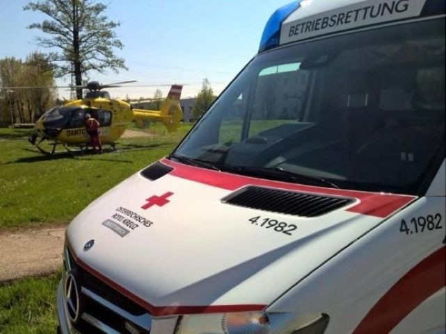 Rettungsauto und Helikopter