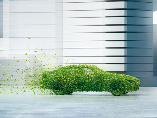 Grün bewachsenes Auto in Fahrt 
