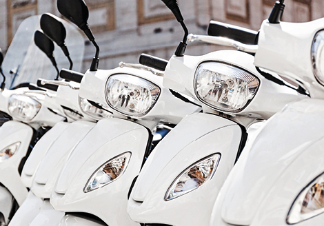 isovac® weiße Motorräder stehen geparkt nebeneinander