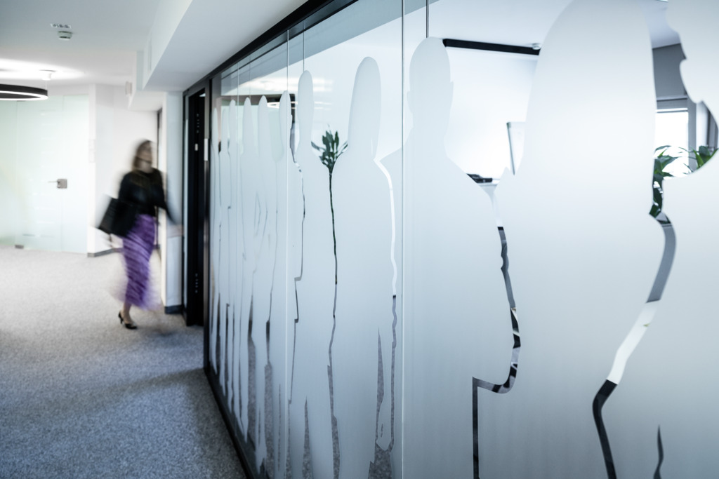 Moderner Arbeitsbereich mit flexiblen Büroflächen für hybrides Arbeiten und Zusammenarbeit.