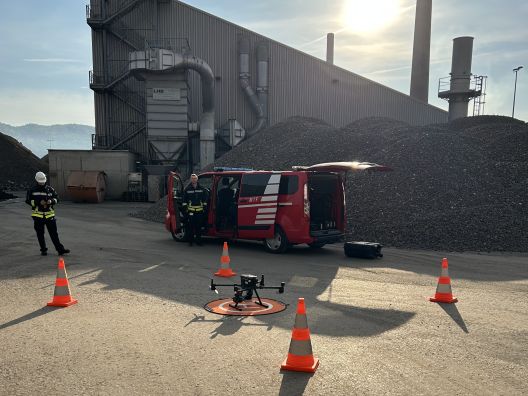Einsatzdrohne im Bereitschaftsbereich einer Industrieanlage vor dem Start.