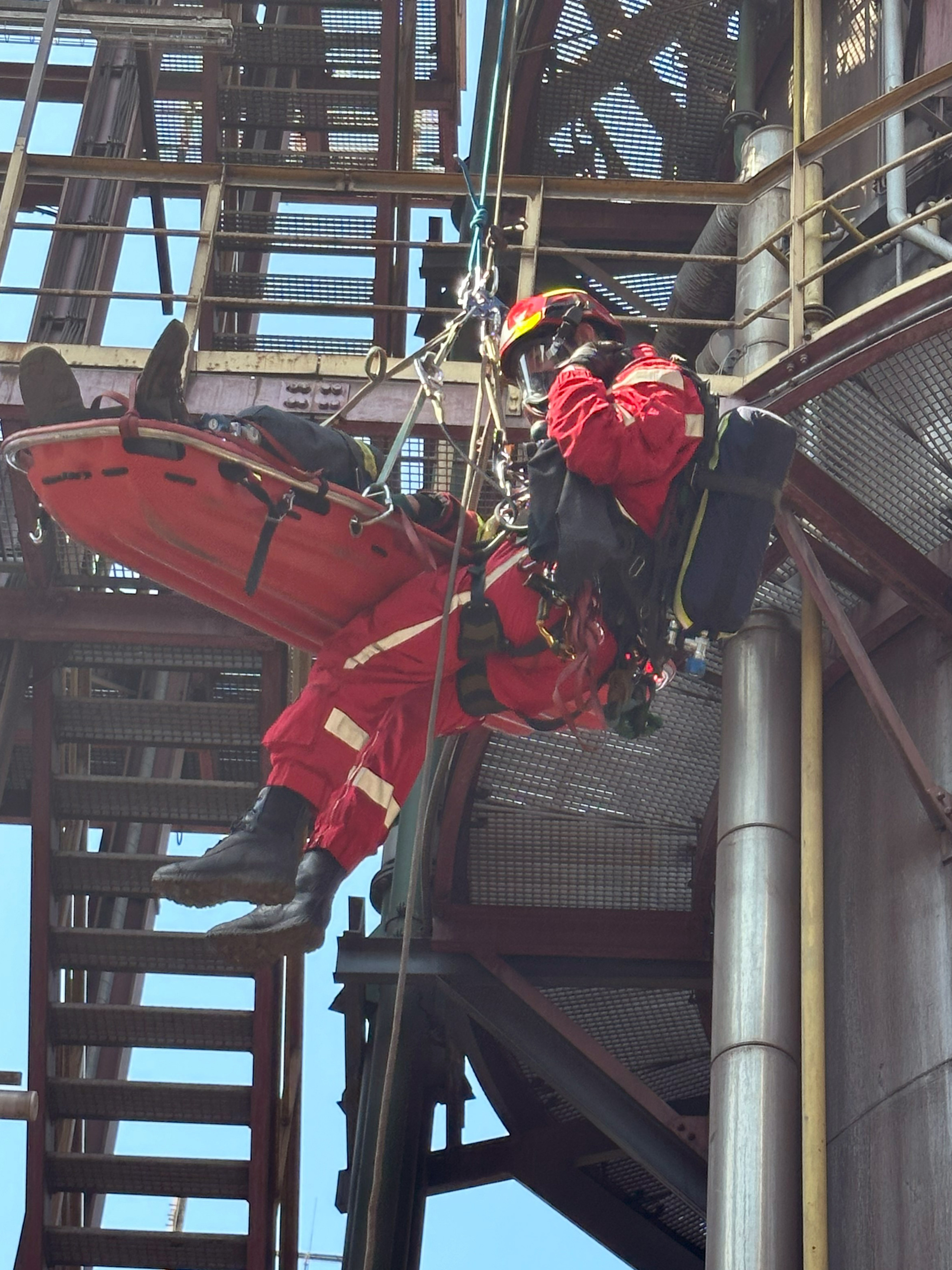 Höhenretter bei der Rettung einer Person an einer Industrieanlage.