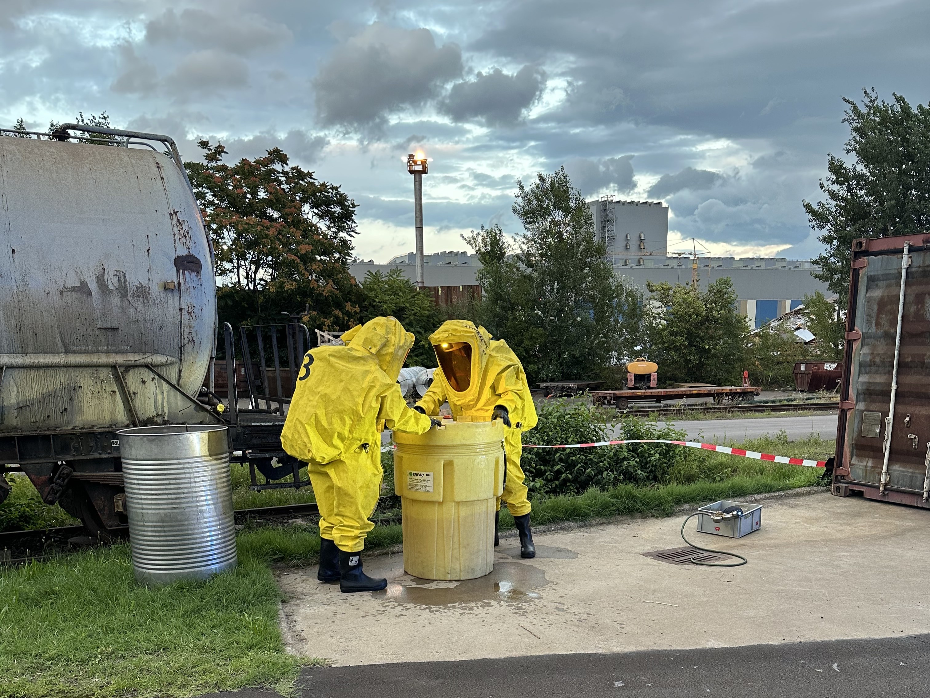 Einsatzkräfte in Schutzanzügen bei einer Übung zur Bewältigung radioaktiver Gefahrenstoffe.