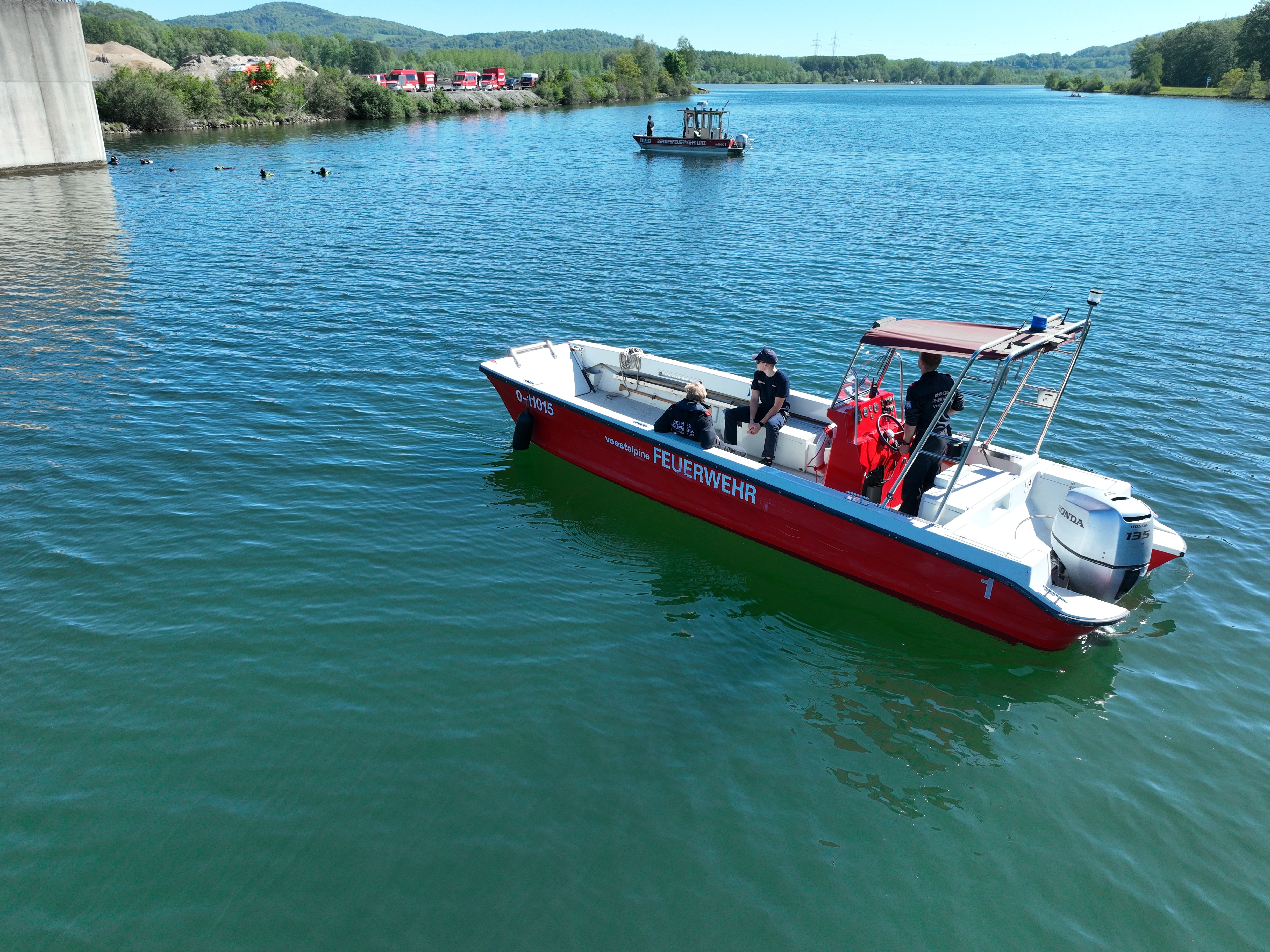 Feuerwehrboot bei einer Übung auf einem Gewässer zur Unterstützung von Taucheinsätzen.