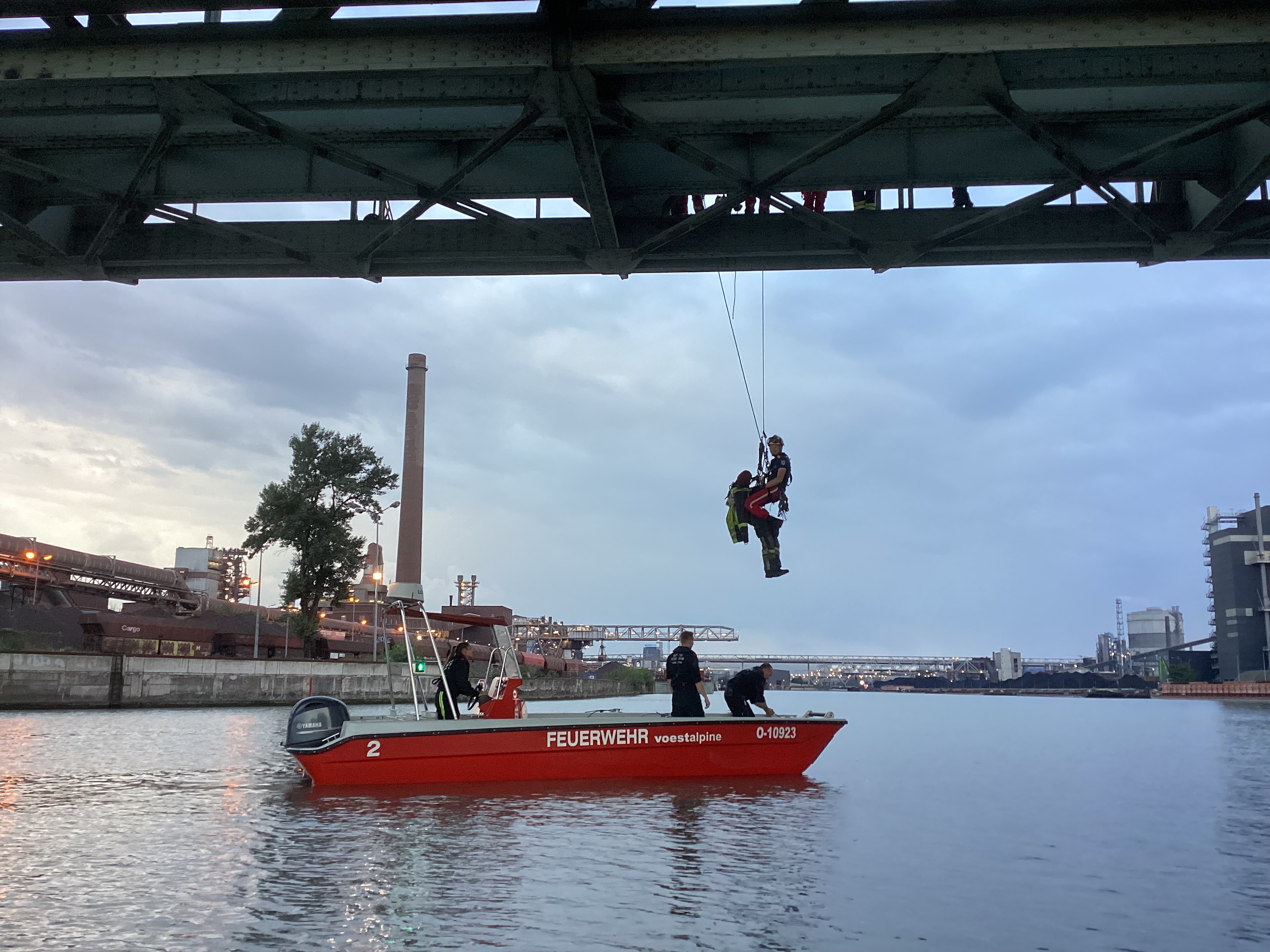 Personenrettung mit Feuerwehrboot im Rahmen einer Rettungsübung auf einem Gewässer.