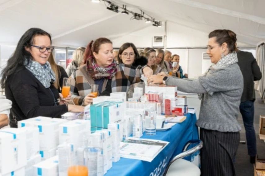 Gesundheitsmesse mit Informationsstand zu Gesundheits- und Präventionsangeboten für Mitarbeitende.