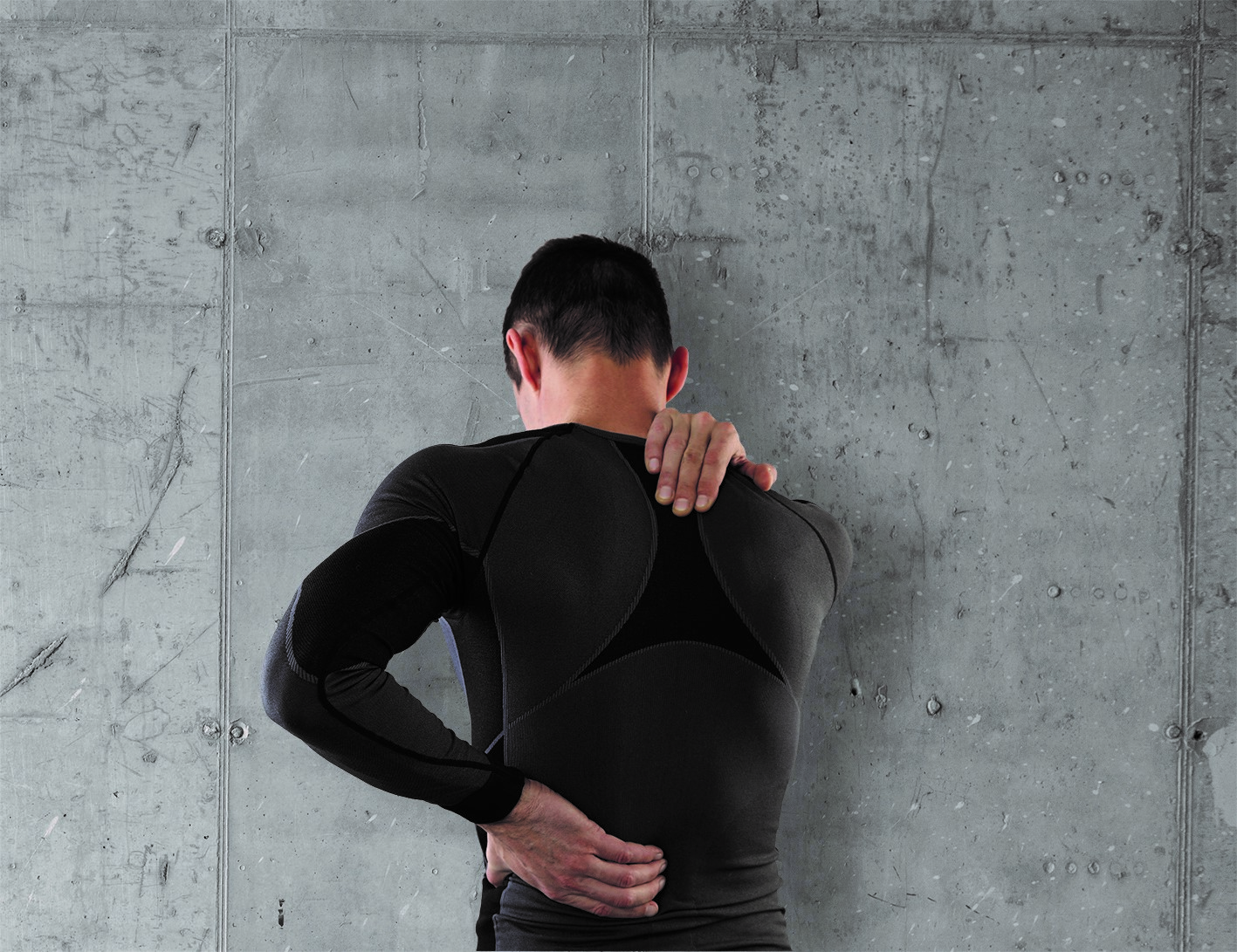 Person mit Rückenbeschwerden als Beispiel für physiotherapeutische Behandlung und Prävention.
