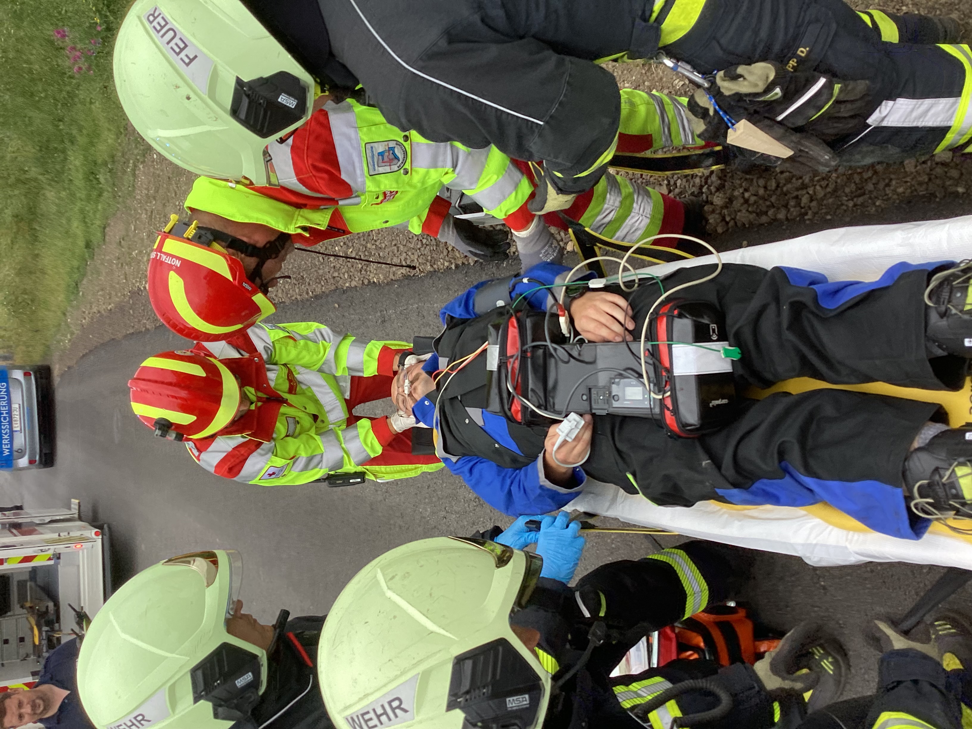 Notfall- und Rettungskräfte bei der medizinischen Versorgung einer verletzten Person.