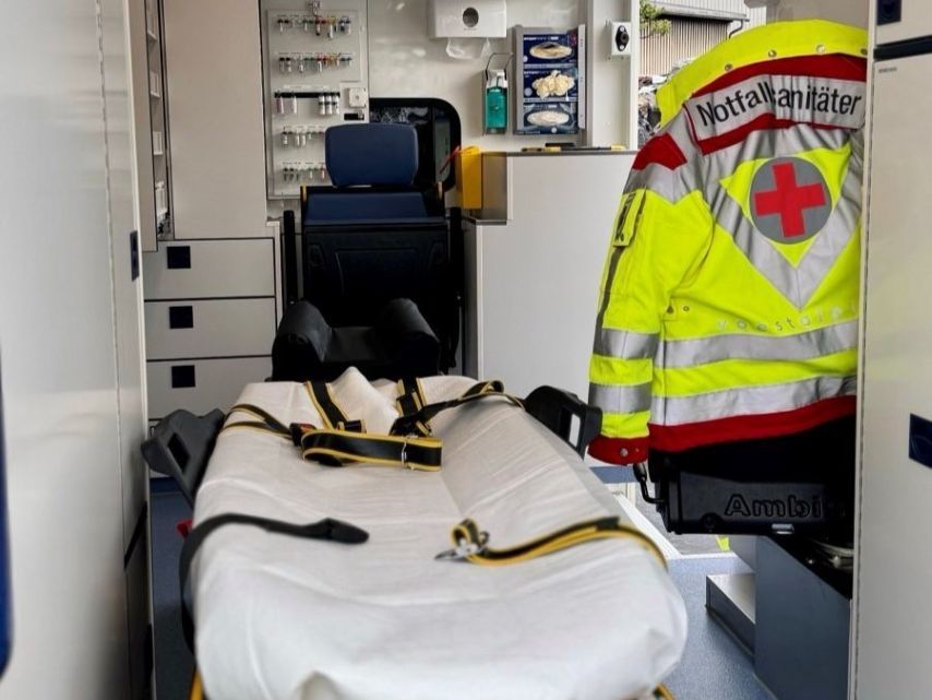 Krankentrage und Ausrüstung eines Notfallsanitäters in einem Rettungsfahrzeug.