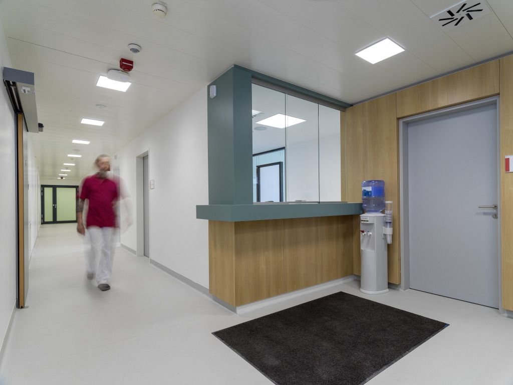 Empfangsbereich der Physiotherapie mit modernen Behandlungsräumen.