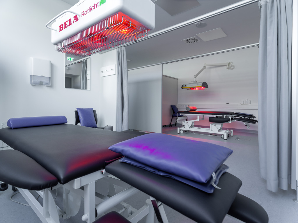 Moderne Behandlungsräume für arbeitsmedizinische Untersuchungen und Therapien.