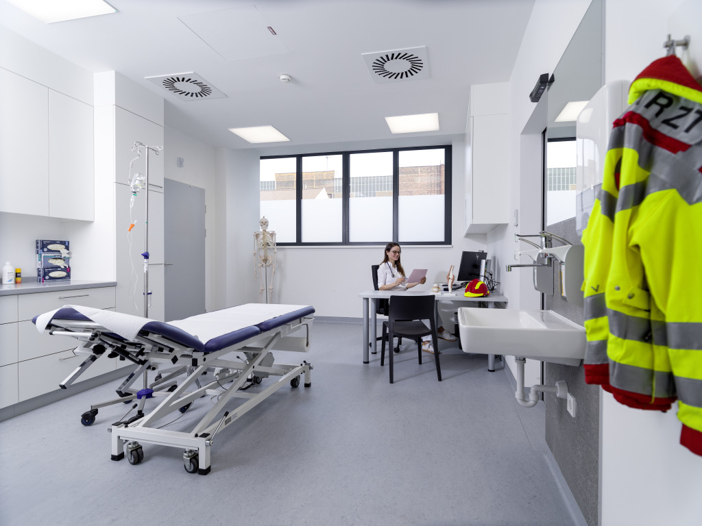 Moderner Behandlungsraum für arbeitsmedizinische Untersuchungen und medizinische Versorgung.